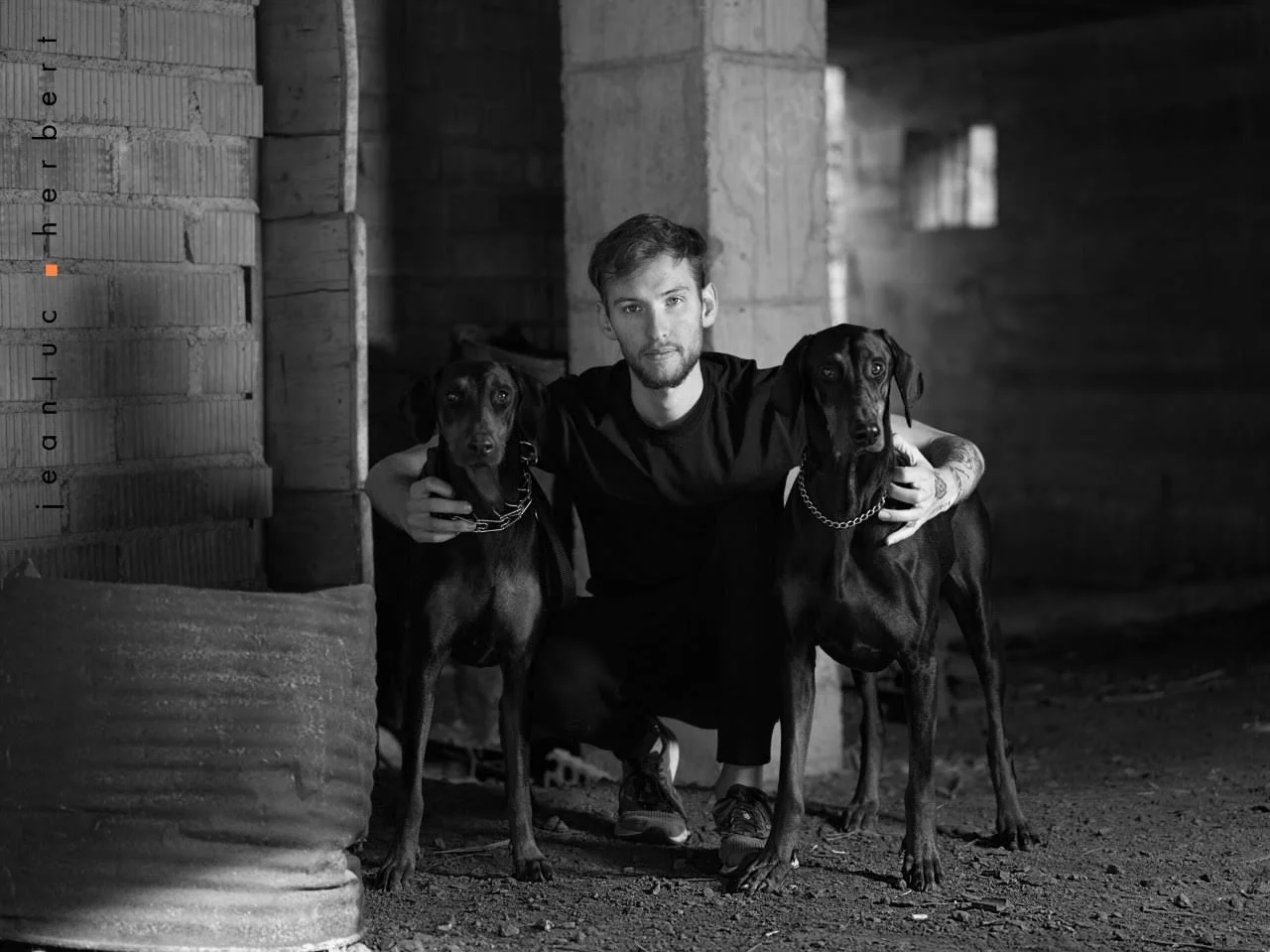 Presentation image, Timothée with 2 dogs